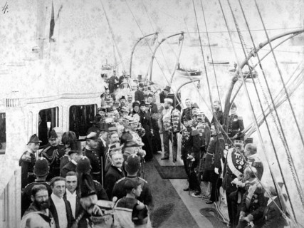 A bord d'un yacht royal, Edouard VII d'Angleterre en uniforme danois avec la Reine Alexandra, et entre eux l'Impératrice douairière Marie de Russie
