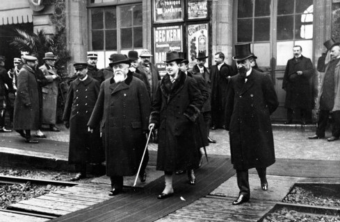 Le Roi Manuel II de Portugal et le Président Fallières à la gare de Rambouillet