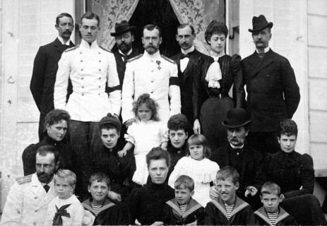 Autour du Roi Christian IX de Danemark assis en chapeau melon, les familles royales de Grèce, de Russie et d'Angleterre