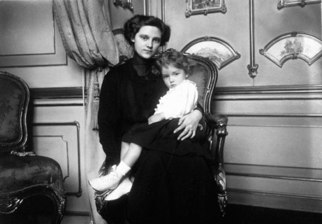 L'Impératrice Zita d'Autriche portant un enfant