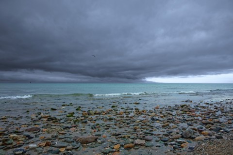 Plage bordée de galets, Manche