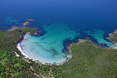 Plage dans une petite anse circulaire vers Bormes les Mimosas, Var