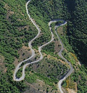 Route en lacet sur les pentes du Massif de la Sainte-Baume, Var (83)