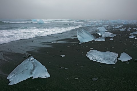 Islande, blocs de glace sur la plage de sable noir volcanique