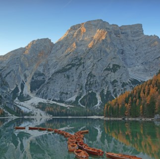Lac de Braies avec ses barques, Italie