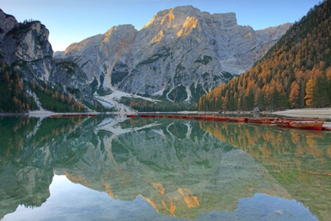 Lac de Braies avec ses barques, Italie