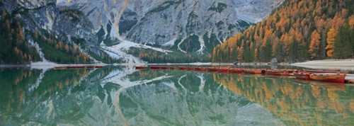 Lac de Braies avec ses barques, Italie