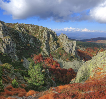 Paysage automnal sur le Rocher de l'Aigle dans les Cévennes