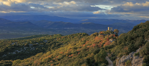 La Tour du Castellas dans le massif du Mont Bouquet