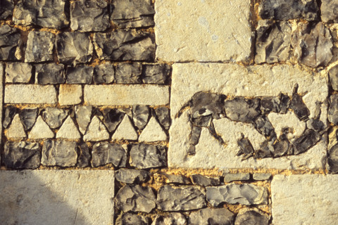 France, Haute Normandie, eure, saint gregoire du vievre, mur de l'eglise, rebus caballistique, esoterisme, pierre et silex,
