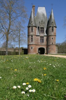 France, Normandie, orne, chateau de carrouges, chatelet, porterie, pelouse, pisselit, paquerette,