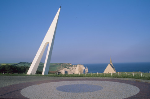France, Normandie, Seine Maritime, etretat, falaises, falaise d'aval, arche, aiguille, falaise d'amont, monument hommage a nungesser et coli, chapelle,