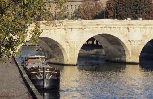 france, Paris, Pont Neuf, Seine, peniche a quai, quai des grands augustins,
