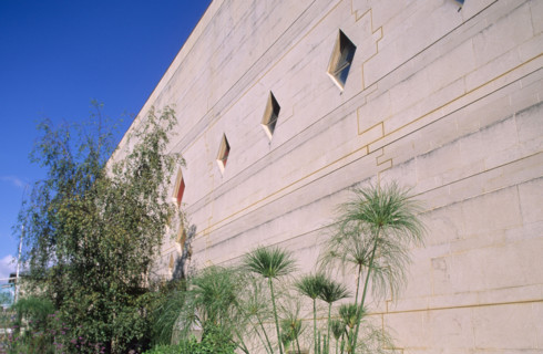 France, Normandie, Manche, Cotentin, Cherbourg, musee Thomas Henry et bibliotheque Jacques Prevert, mur, fleurs,