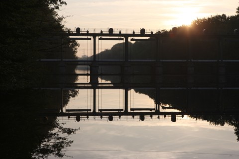 France: Normandie, calvados, caen, rives de l'orne, barrage, cables, reflets des arbres dans l'eau,