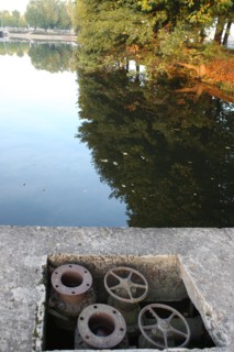 France: Normandie, calvados, caen, rives de l'orne, barrage, cables, reflets des arbres dans l'eau, cours caffarelli