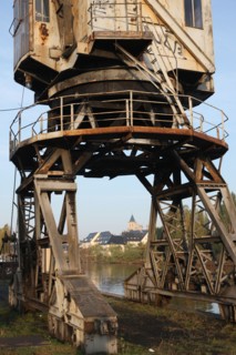 France, Normandie, calvados, caen, canal parallele a l'orne, ancienne zone portuaire, ancien batiments industriels, grue,
