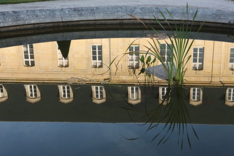 France, Normandie, calvados, caen, abbaye aux dames (conseil regional), reflet dans un bassin,