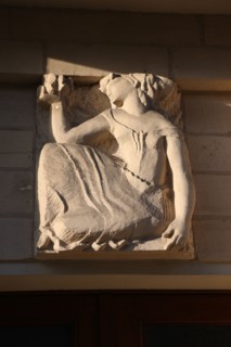 France: Normandie, calvados, caen, etail immeuble pres de l'abbaye aux dames, sculpture, bas relief, rue campion, batiment, dessus de porte,