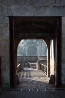 France, Normandie, calvados, caen, parc du chateau, porte, remparts, vue sur l'eglise saint pierre,