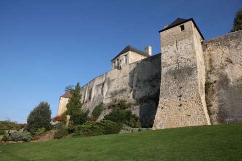 France, Normandie, calvados, caen, au pied du chateau, Guillaume le Conquerant, remparts, rue de geole, arbre, fortifications, pelouse,