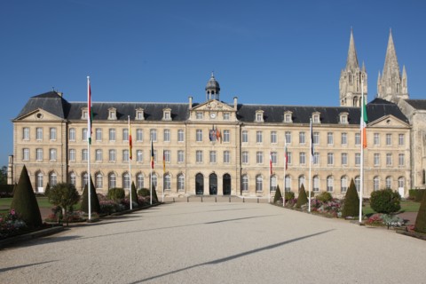 France, Normandie, calvados, caen, abbaye aux hommes, hotel de ville, mairie, drapeaux, esplanade, Guillaume le Conquerant,