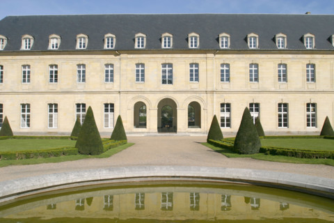 France: Normandie, calvados, caen, abbaye aux dames, conseil regional Basse Normandie, eglise de la trinite, bassin, reflet, administration,