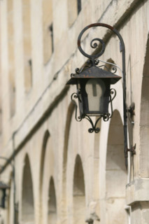France, Normandie, calvados, caen, , interieur d'une cour donnant sur la rue saint Pierre, lampadaire, lanterne, arcades,