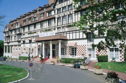 France, Basse Normandie, calvados, cote fleurie, deauville, hotel du golf, lucien barriere, entree de l'hotel, voiturette, caddy,