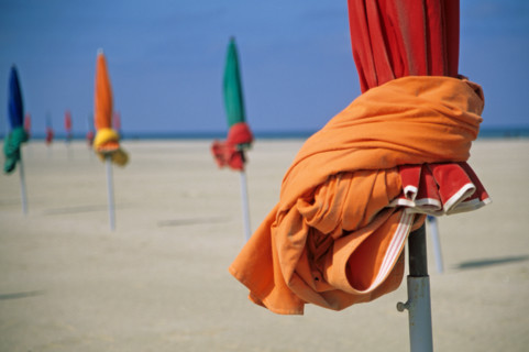 France, Basse Normandie, calvados, cote fleurie, deauville, plage, les parasols plies, couleur, sable,