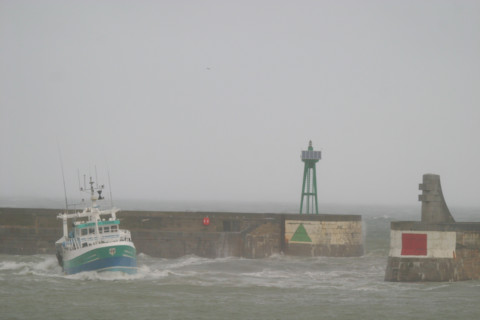 France, Normandie, calvados, port en bessin, tres mauvais temps au niveau de la passe de l'avant port, chalutier, vagues,