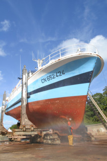 France, Basse Normandie, calvados, bessin port en bessin, bateau de peche, lavage sous pression sur le slipway, coque