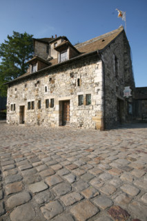 France, Basse Normandie, calvados, cote fleurie, Honfleur, lieutenance - vieux bassin, paves, quai, ancienne capitainerie,