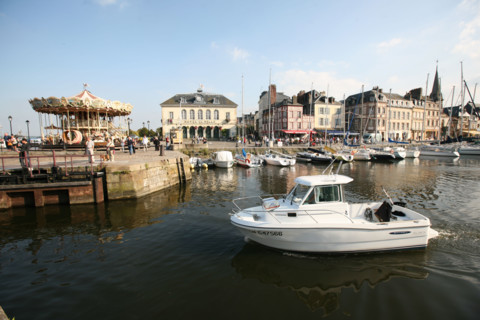 entree et sortie de bateau a l'ouverture du vieux bassin, vedette, bateau de palisance, manege, maisons, hotel de ville,
