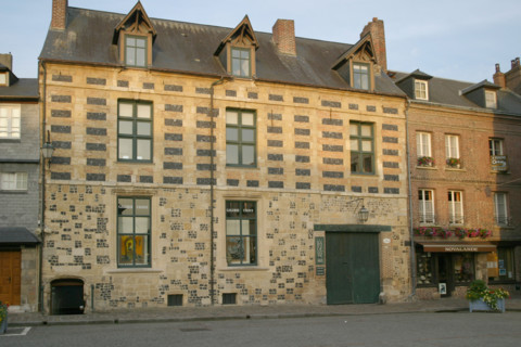 France, Basse Normandie, calvados, cote fleurie, Honfleur, galeries d'art de la cour de roncheville, peinture, maison de pierre et silex,