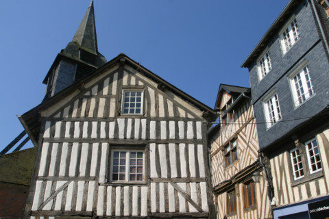 France, Basse Normandie, calvados, cote fleurie, Honfleur, maison a pans de bois, colombages, habitat traditionnel, clocher de l'eglise saint catherine au fond,