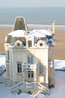 France, Normandie, calvados, cote fleurie, trouville sur mer, 20 centimetres de neige a Trouville (14) en janvier 2006, villa les flots, plage,