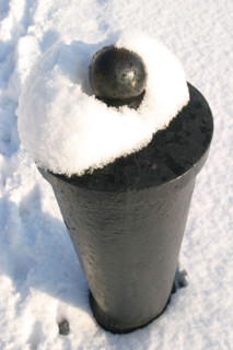 France, Normandie, calvados, cote fleurie, trouville sur mer, 20 centimetres de neige a Trouville (14) en janvier 2006, port de peche, bitte d'amarrage,