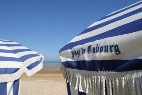 France, Basse Normandie, calvados, cabourg, plage, front de mer, cabines de bain, promenade marcel proust, parasols bleus rayes, loisirs balneaires,