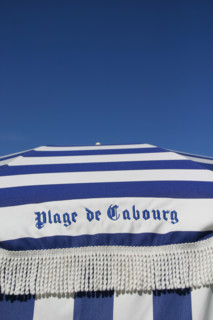 France, Basse Normandie, calvados, cabourg, plage, front de mer, cabines de bain, promenade marcel proust, parasols bleus rayes, loisirs balneaires,