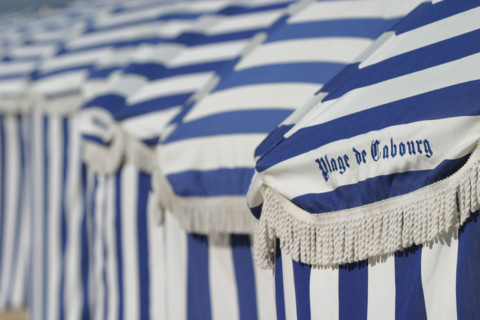 France, Basse Normandie, calvados, cabourg, plage, front de mer, cabines de bain, promenade marcel proust, parasols bleus rayes, loisirs balneaires,