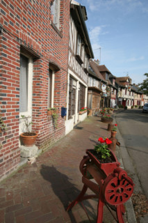 France, Basse Normandie, calvados, pays d'auge, beuvron en auge, maison en brique, pans de bois, village,
