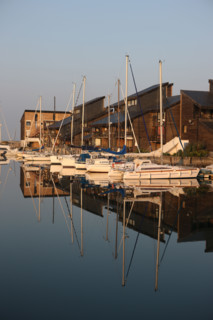 France, Basse Normandie, calvados, cote fleurie, deauville, marina port deauville, bassin, bateaux de plaisance, vedette, voiliers, reflet dans l'eau, residence,