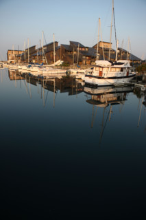 France, Basse Normandie, calvados, cote fleurie, deauville, marina port deauville, bassin, bateaux de plaisance, vedette, voiliers, reflet dans l'eau, residence,