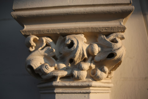France, Basse Normandie, calvados, cote fleurie, deauville, detail maison, chapiteau, sculpture, personnage, neo gothique,