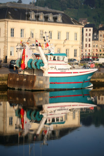France, Basse Normandie, calvados, cote fleurie, Honfleur, l'avant port et l'hotel de ville, bateau de peche, chalutier, reflet dans l'eau,