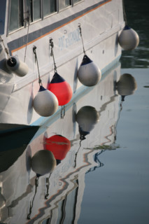 France, Normandie, calvados, Honfleur, l'avant port, reflet d'une vedette de promenade en mer, defenses,