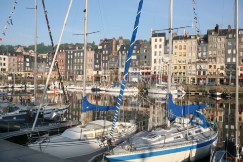 France, Basse Normandie, calvados, cote fleurie, Honfleur, vieux bassin, voiliers, bateaux de plaisance, maisons bardage d'ardoise, habitat traditionnel,