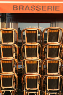 France, Normandie, calvados, Honfleur, vieux bassin, chaises empilees, terrasse de brasserie, fermee,