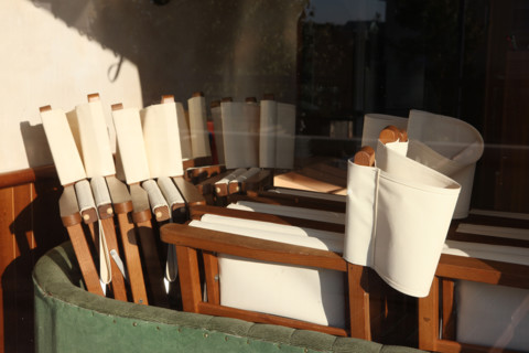 France, Basse Normandie, calvados, cote fleurie, dives sur mer, port Guillaume, brasserie fermee, chaises pliees, terrasse,